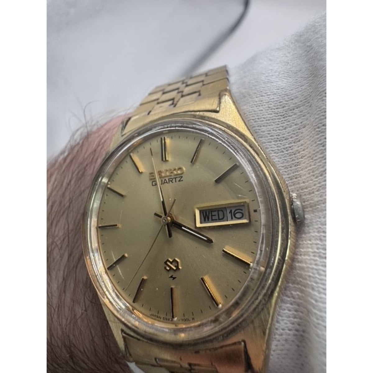 RARE VINTAGE SEIKO SQ 6923-7000 QUARTZ DAY/DATE GOLD ON GOLD JAPAN WATCH