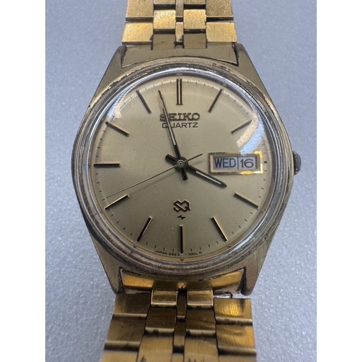 RARE VINTAGE SEIKO SQ 6923-7000 QUARTZ DAY/DATE GOLD ON GOLD JAPAN WATCH