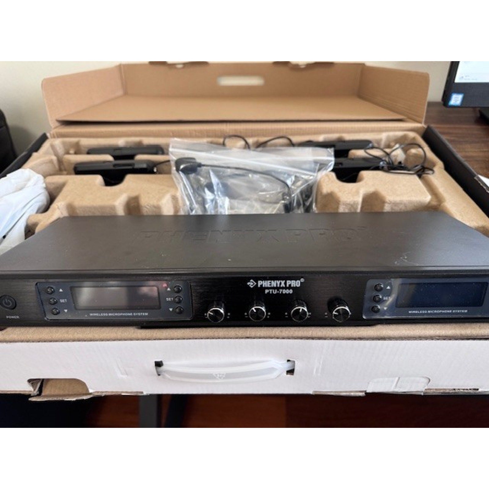 Phenyx Pro 4-Channel Wireless Microphone System, UHF Auto Scan PTU-7000-4B
