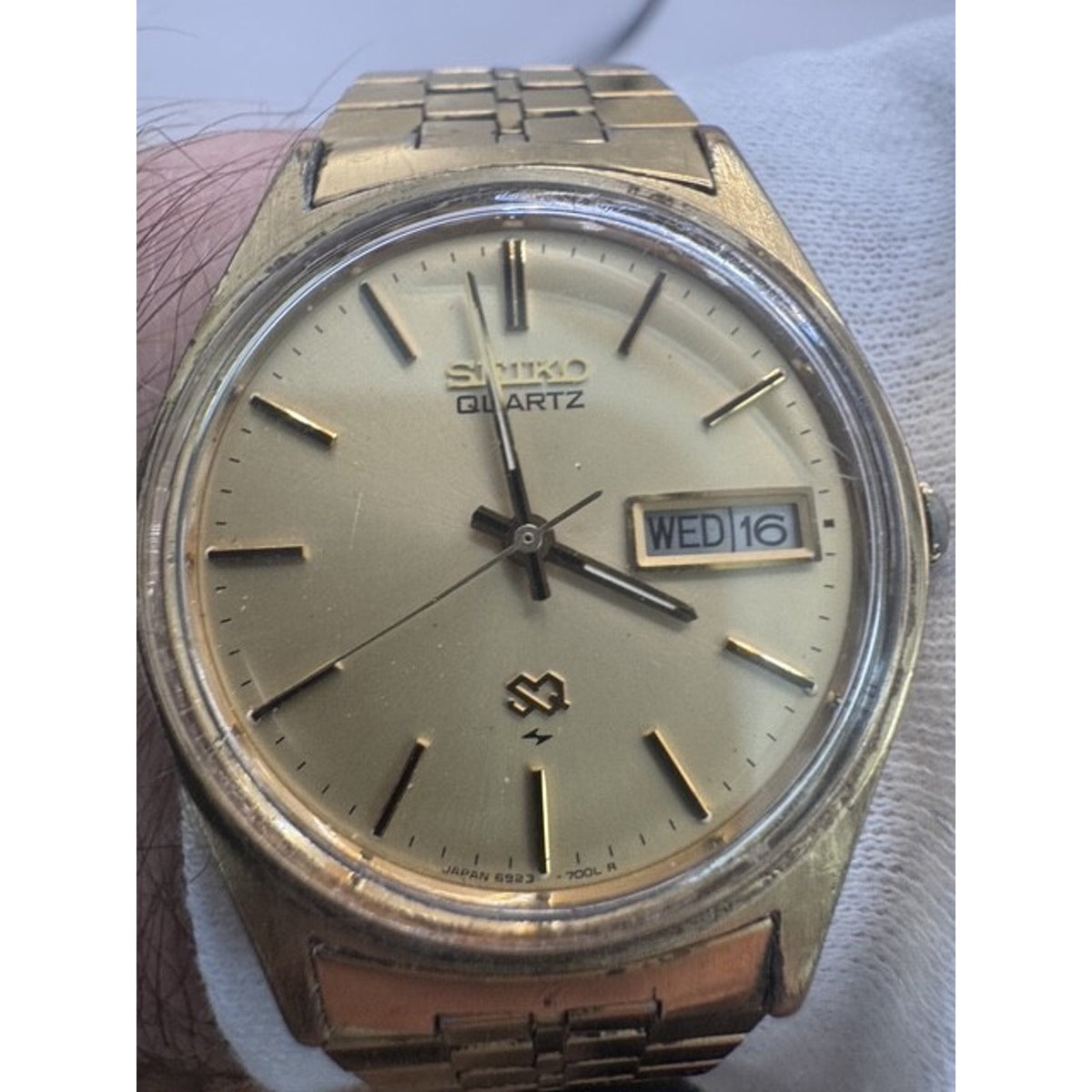 RARE VINTAGE SEIKO SQ 6923-7000 QUARTZ DAY/DATE GOLD ON GOLD JAPAN WATCH