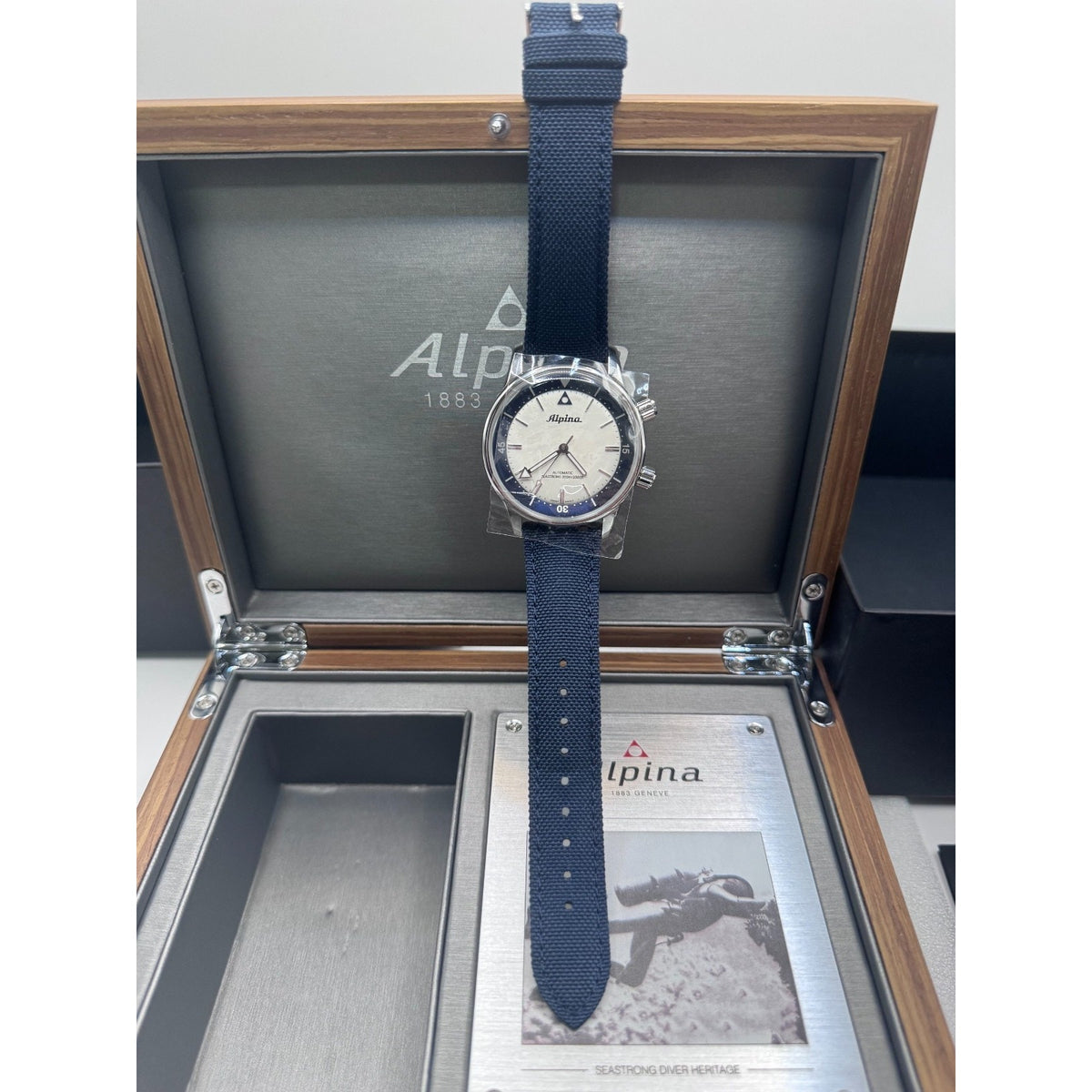 Swiss Alpina Seastrong Diver 300 Heritage Automatic 42mm Mens Watch AL-520NS4H6